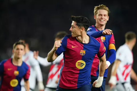 بركلة جزاء ليفاندوفسكي.. برشلونة يعبر رايو فاييكانو ويعود لصدارة الدوري الإسباني (فيديو)